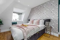 Luxury Penthouse 2-Bed Apt w/ Sea View, Gym & PKG - 레지던스