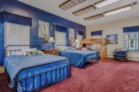 Southern Pines- Sleeps 20 with Community Pool and Docks