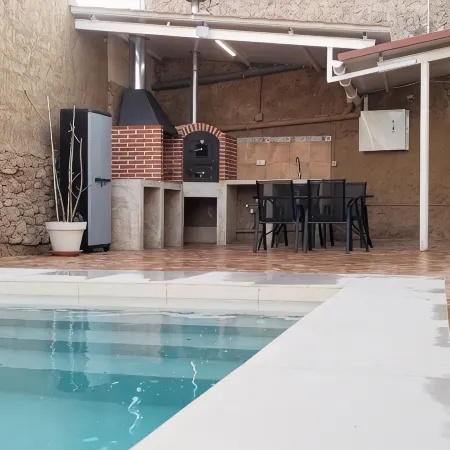 Rural house with PRIVATE swimming pool and barbecue