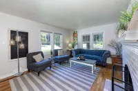 Experience Caldwell Charm/Visit the Wineries at this Historic 4 bdrm House+ WiFi