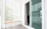 Charming White Wooden Home Stay - 小旅館
