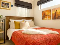 Stylish Suite Near Airport | Pvt Bath + Parking 롤레스톤 호텔