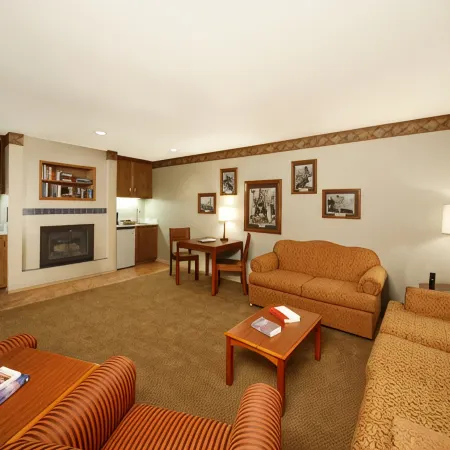 456 Embarcadero Inn & Suites