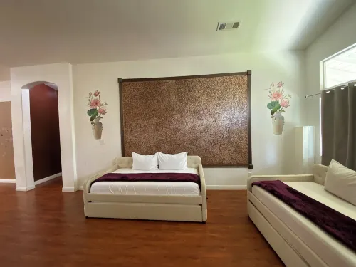 Charming Home. 5 bedrooms .2 restrooms .2 Living rooms with 10 beds for 16 guest - บังกะโล