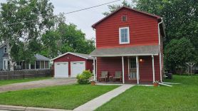 Cozy, convenient, pet friendly, wifi, covered porch, firepit & yard! Sleeps 6