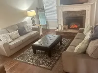 Spacious Evans Home ready for Masters Guests 에번스 호텔
