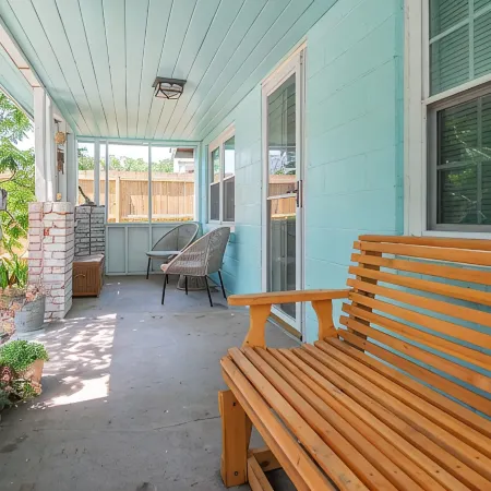 Sleeps 10  peaceful bungalow in Pawleys Island just minutes from the BEACH!