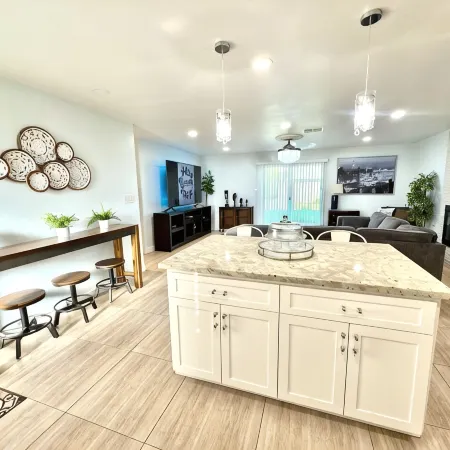 Chandelier Retreat 3Br/2BA/ King Bed /85”75”32” TVs/ Near Hard Rock Casino