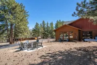 Hillside Hideaway- Family friendly centrally located with AC, Hot Tub, Game Room - 4 stjerner