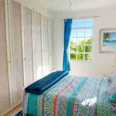 Lovely 2 Bed/2Bath Apartment, a/C, Veranda, Garden, 10 Mins to Hastings Beach Rooms