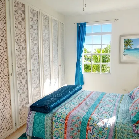 Lovely South Coast Apartment, Walk to Beaches, 2 Bed/2Bath, A/C, Large Veranda