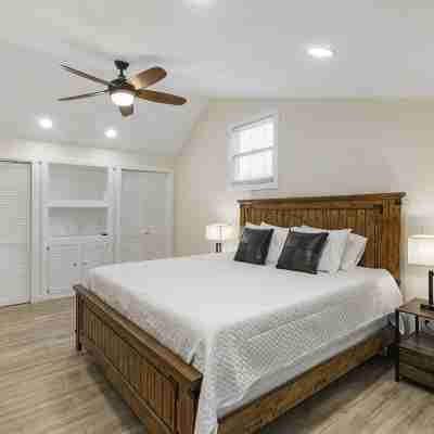 Fantastic retreat 5 mins from Village with media room, AC and sauna! Rooms