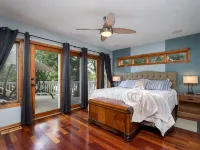 Manor on the River,  5,000 SQFT, Hot Tub & Kayaks Hotels in Champlin