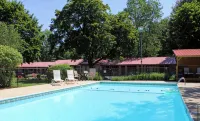 Luzerne Court Motel - parking