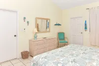 Buttercup Family Cottage beautiful beach, great snorkeling spot across the road - Country Houses