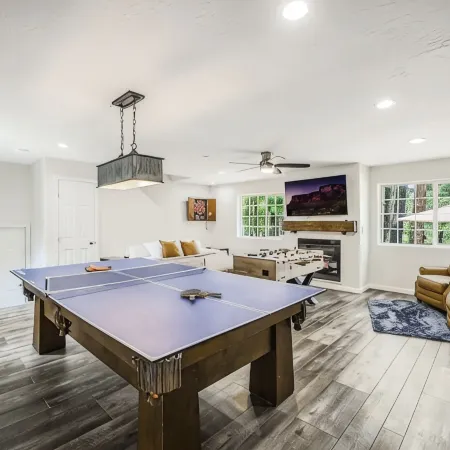 Modern Beauty, Gorgeous Forest View, Hot Tub, A/C, Game Room, Close to Downtown!