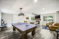 Modern Beauty, Gorgeous Forest View, Hot Tub, A/C, Game Room, Close to Downtown! - Holiday bungalows