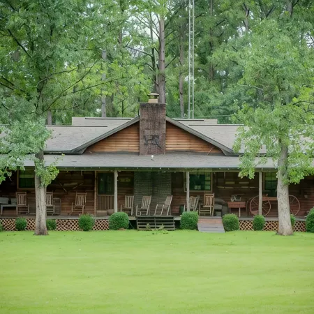 Hawkins Ridge Lodge - Enjoy the Southern Comfort living with a Private Lake