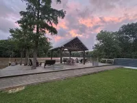 Downstairs Studio style apartment on the River - Wifi