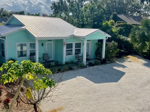 Beautiful Lakeview 1 bedroom/1 bath unit