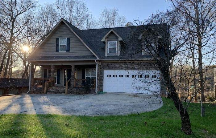 Lake Front Home. 3 Large Living Spaces. Screened Porches. Pet Friendly.