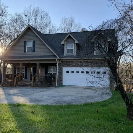 Lake Front Home. 3 Large Living Spaces. Screened Porches. Pet Friendly.