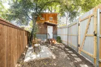 Charming Tiny Home Cottage - East Side! - 農家民宿