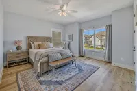 Bright airy lakeside home in gated community - 무료 와이파이