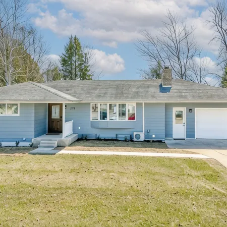 Lake Shore Luxury- 4-bedroom house in charming Escanaba with AC, WiFi. Book now