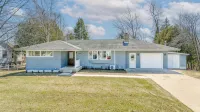 Lake Shore Luxury- 4-bedroom house in charming Escanaba with AC, WiFi. Book now