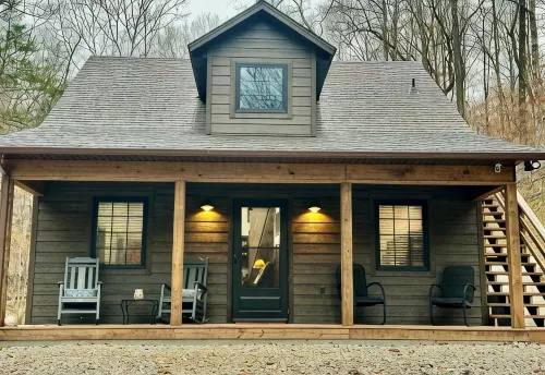 Secluded cabin next to creek with hot tub + fire pit. Walking distance to river. - Hytter