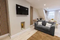 Cosy House in Runcorn: Perfect for Families & Business Travelers! Free Parking - 2-Star