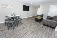 Quiet and cozy new townhome minutes from the mall exit.