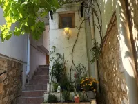 Beautiful apartment with private garden فنادق في غراسي