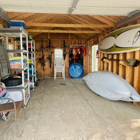 Bright 3 Bedroom Lake Cottage with dock!