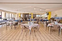 Summer Winds, First Floor Poolside, Oceanfront 3br. 2.5ba. Sleeps 9 Linens incl. - Wifi