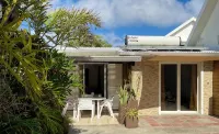 Bungalow, 10-minute walk from Etang-Salé les Bains beach, sleeps 2 to 4. - 2-Star