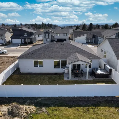 Modern Spacious Family Home w/ Hot Tub & Fire Pit