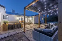 NEW! Hot Tub Fire Pit Luxe w AMAZING views! 10 acres less than 4 Mins from Main! - 5-Star