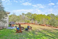 Cabin in Hill Country 1 bed, 1 bath w/ hot tub, gym, sauna, & cold plunge