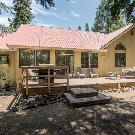 *NEW* Pine Grove Hideaway - family friendly only 1.5 Miles to the lake