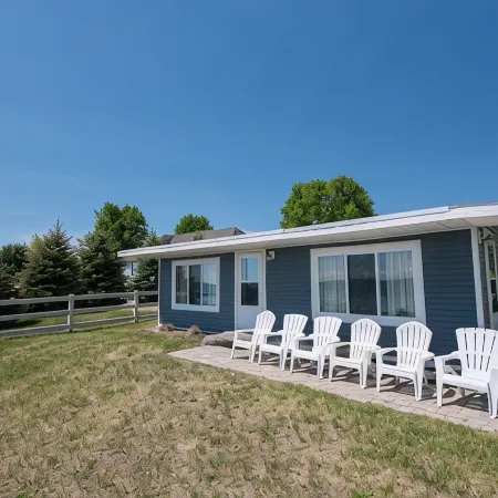 Cozy Lakefront Cottage - Gorgeous Views of Lake Huron!