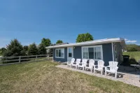 Cozy Lakefront Cottage - Gorgeous Views of Lake Huron!