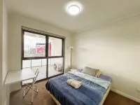 Mascot Two-bedroom apartment, with direct bus access to Sydney Airport and UNSW