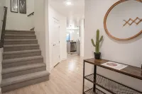 Modern/Luxury Townhouse- HOT TUB - Sleep up to 8! - balcony