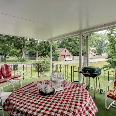 Huge 1960s Style Family and Pet Friendly Home