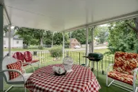 Huge 1960s Style Family and Pet Friendly Home