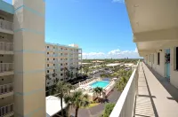 Best direct ocean view! Newly renovated condo w/ pool - 4 ดาว