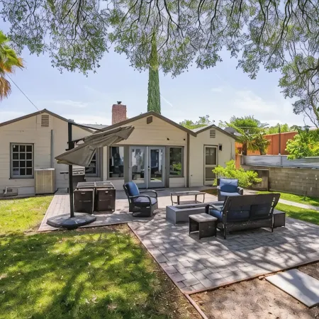 Cute Cottage Close to Downtown! w/Firepit
