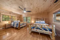 Lake Lure's Newest Luxury Log Cabin Behind The Gates of Rumbling Bald Resort! - シャレー